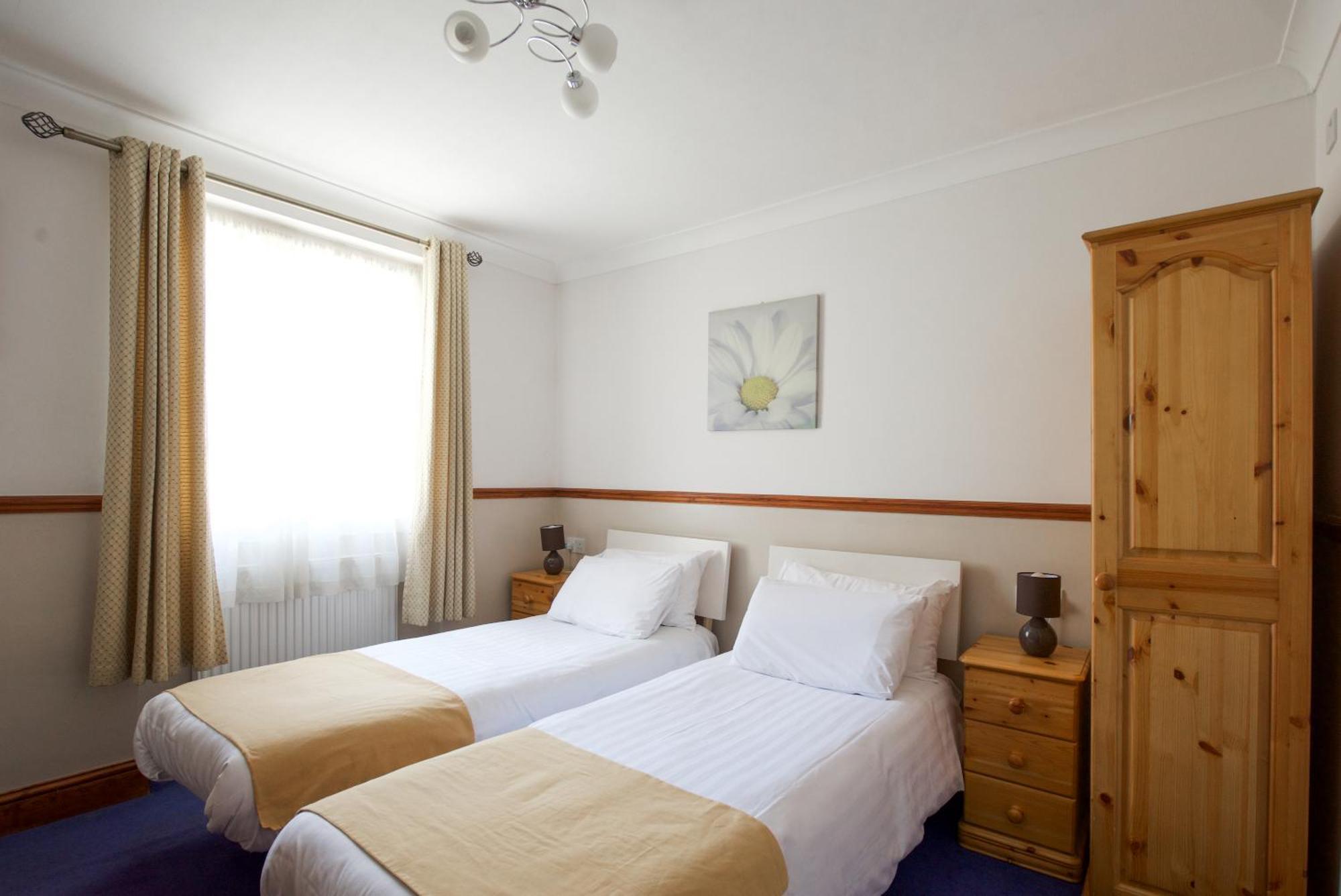 Basic Zweibettzimmer mit Zugang zum Gemeinschaftsbad